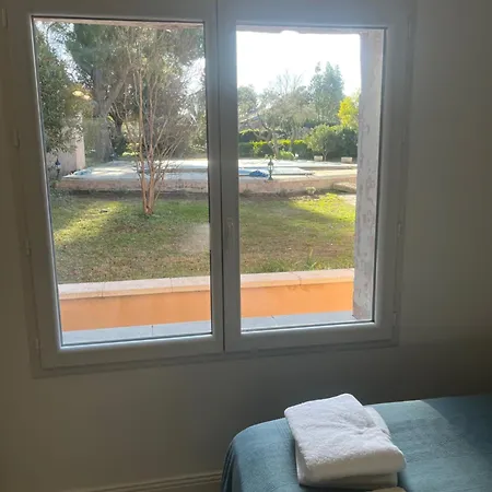 Gite 5 A 7 Personnes En Provence Dans Grand Jardin Avec Piscine Partagee *