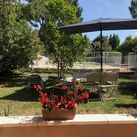 Gite 5 A 7 Personnes En Provence Dans Grand Jardin Avec Piscine Partagee * Cornillon-Confoux